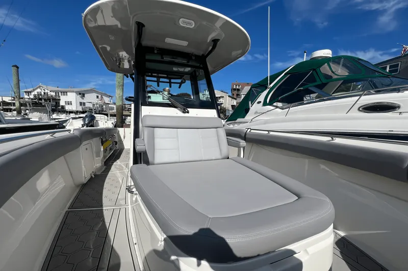 Slide: The Image of Boston Whaler 280 OUTRAGE 2024 - 14