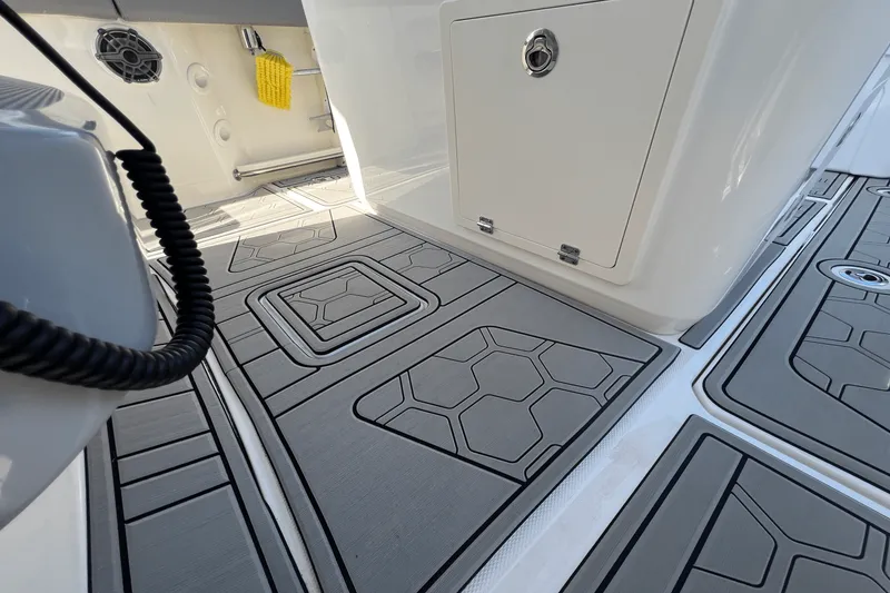 Slide: The Image of Boston Whaler 280 OUTRAGE 2024 - 19