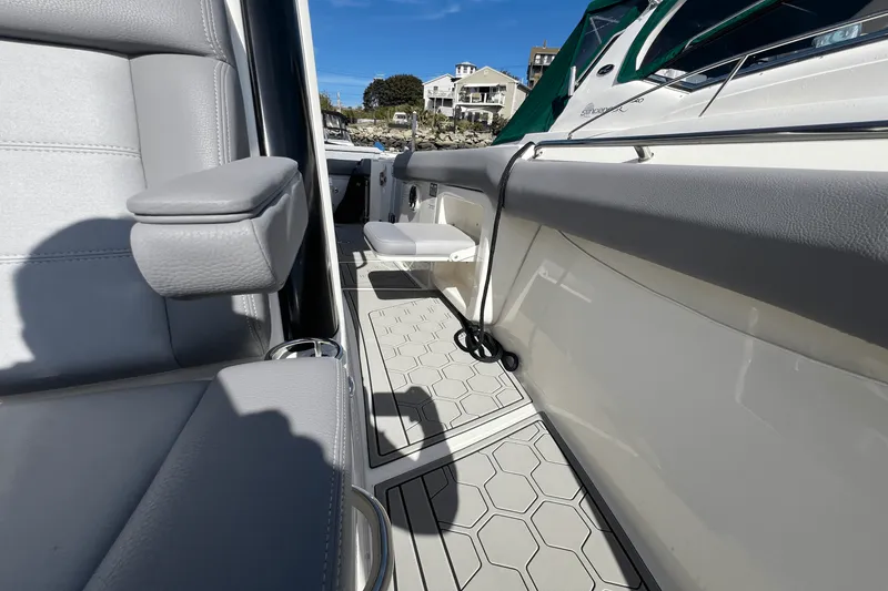 Slide: The Image of Boston Whaler 280 OUTRAGE 2024 - 20