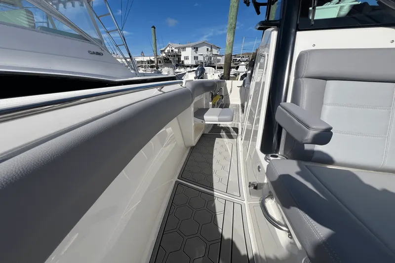 Slide: The Image of Boston Whaler 280 OUTRAGE 2024 - 21