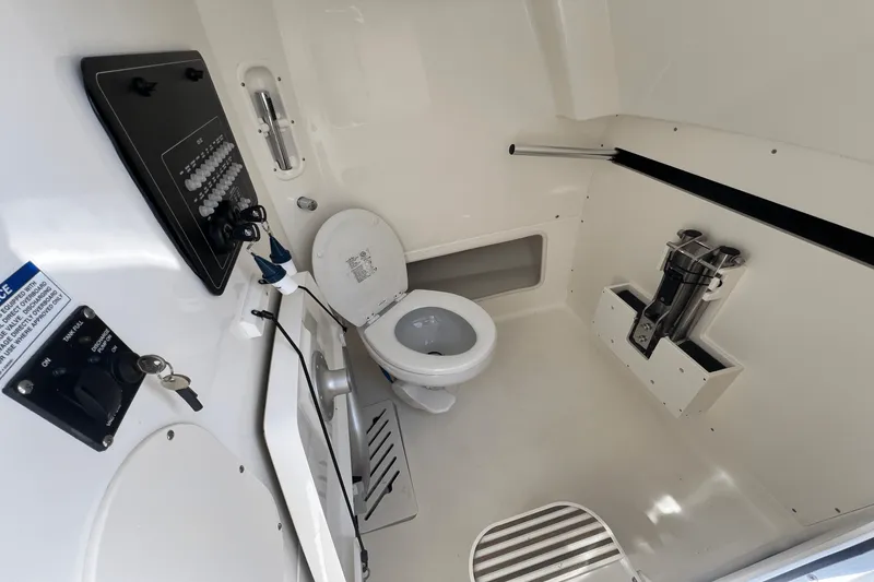 Slide: The Image of Boston Whaler 280 OUTRAGE 2024 - 25