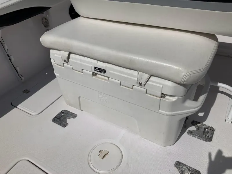 Slide: The Image of White seating area on 2005 Donzi 35 ZFC DAYTONA boat deck. - 32