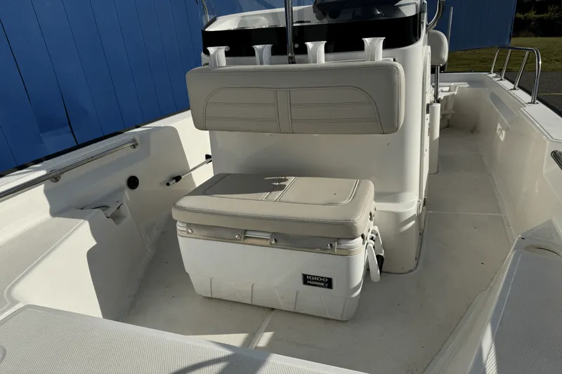 Slide: The Image of Boston Whaler 150 Montauk 2022 - 15