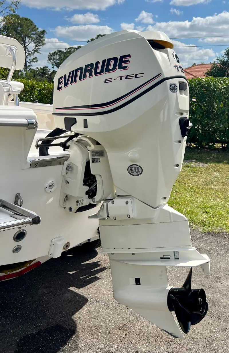 Slide: The Image of 2010 Carolina Skiff 198 DLV Elite with Evinrude E-TEC outboard motor. - 25