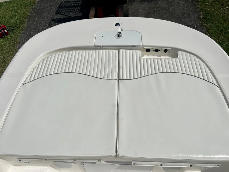 Slide: The Image of 2010 Carolina Skiff 198 DLV Elite boat with white cushioned seating. - 9