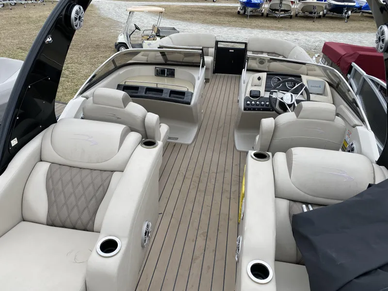 Slide: The Image of Bennington 2572 QCW - Windscreen 2016 - 10