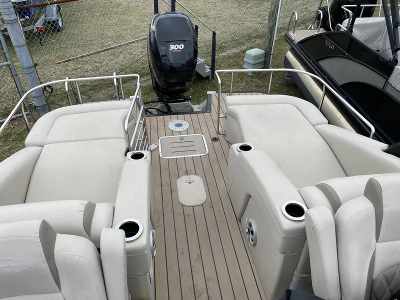 Slide: The Image of Bennington 2572 QCW - Windscreen 2016 - 12