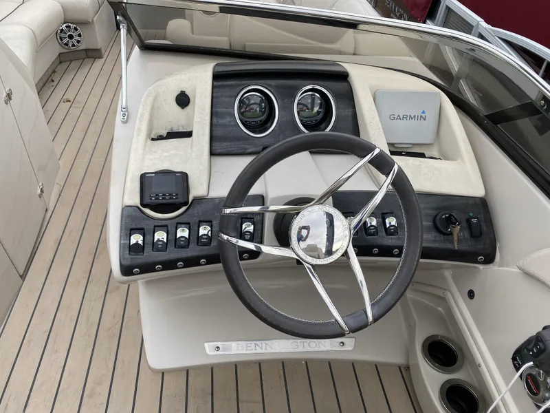 Slide: The Image of Bennington 2572 QCW - Windscreen 2016 - 4