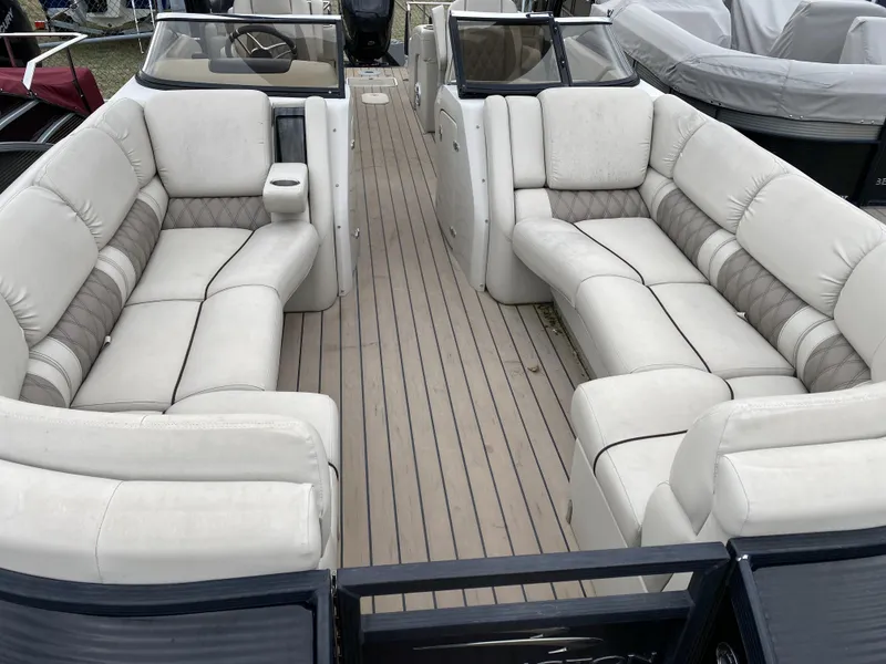 Slide: The Image of Bennington 2572 QCW - Windscreen 2016 - 5