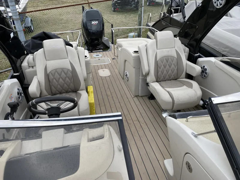 Slide: The Image of Bennington 2572 QCW - Windscreen 2016 - 6