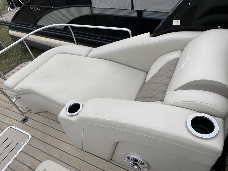 Slide: The Image of Bennington 2572 QCW - Windscreen 2016 - 8