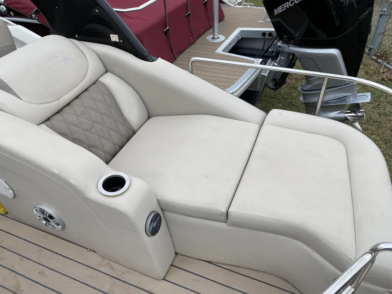 Slide: The Image of Bennington 2572 QCW - Windscreen 2016 - 9