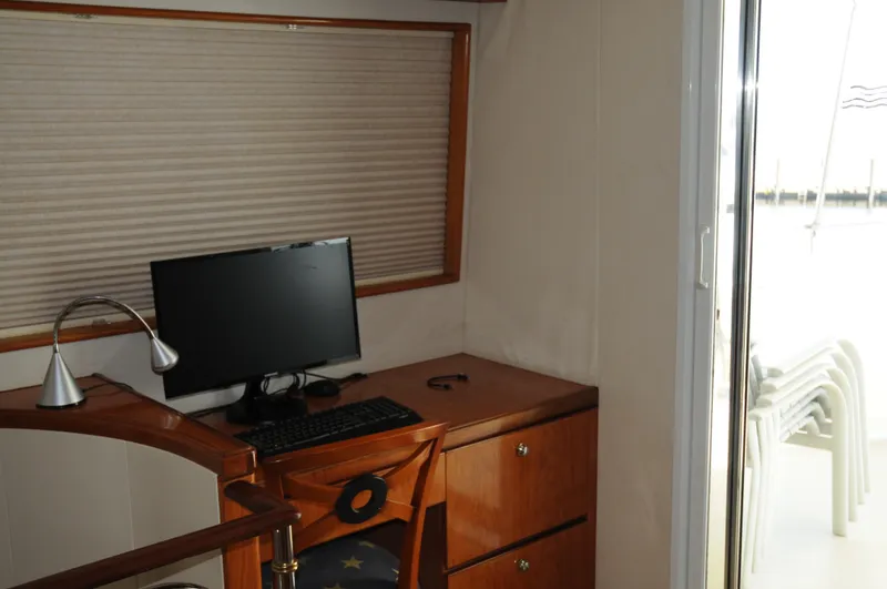 Slide: The Image of Desk in Skylounge, aft of Pilothose - 60