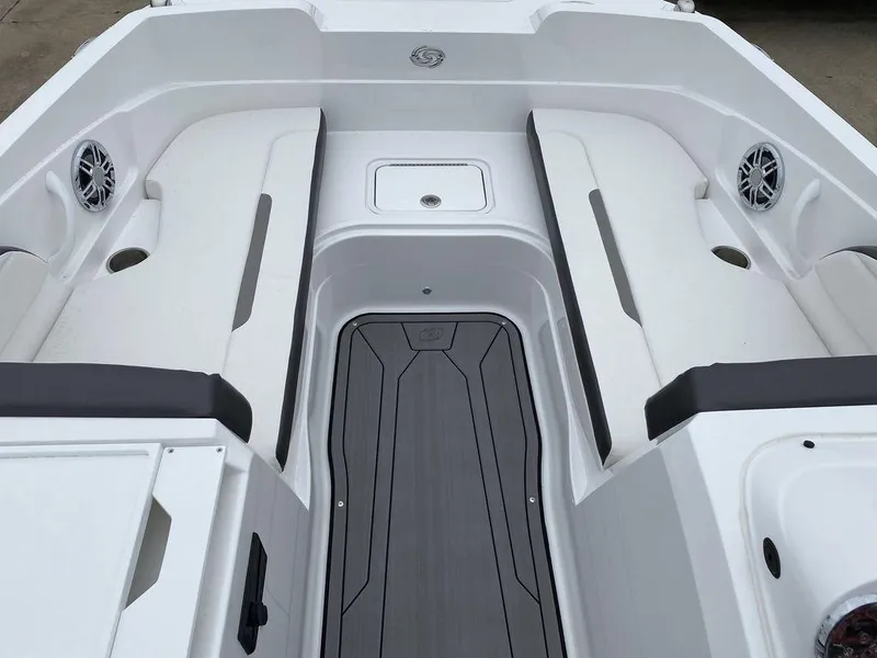 Slide: The Image of Hurricane SunDeck Sport 205 IO 2023 - 3