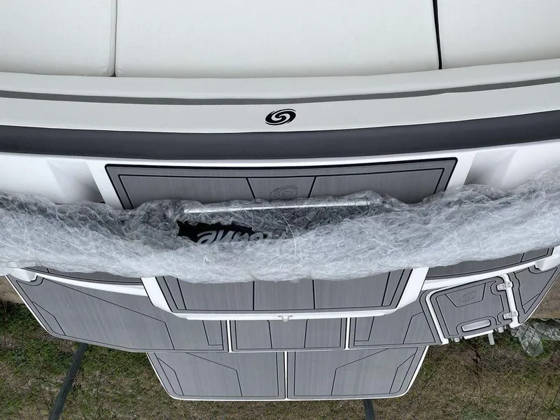 Slide: The Image of Hurricane SunDeck Sport 205 IO 2023 - 6