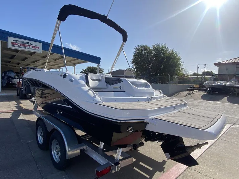 Slide: The Image of Hurricane SunDeck Sport 205 IO 2023 - 7