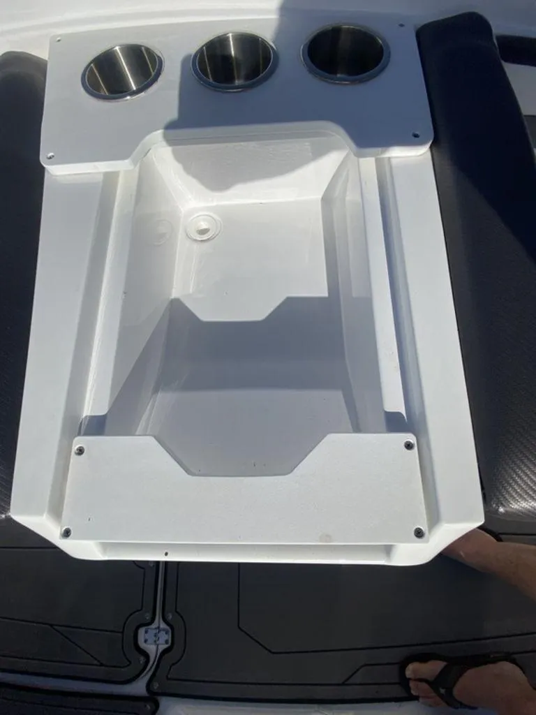 Slide: The Image of Hurricane SunDeck Sport 205 IO 2023 - 9