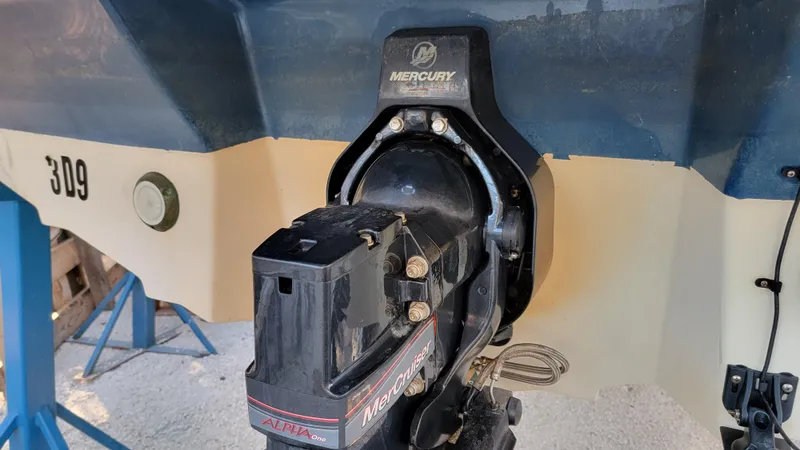 Slide: The Image of 2007 Sea Ray SunDeck 200 with Mercury outboard motor, rear view. - 40