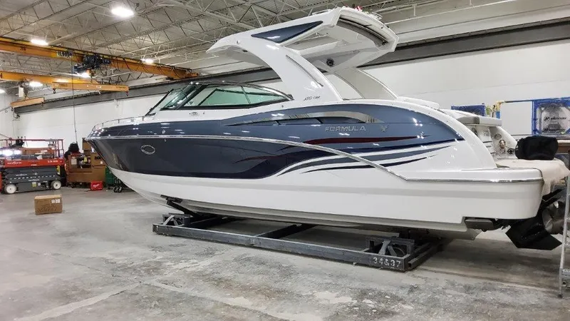 Slide: The Image of Ein moderner 2023 Formula 350 Crossover Bowrider in einer Lagerhalle. - 1