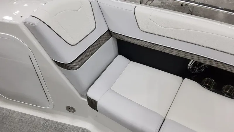 Slide: The Image of Die 2023er Formula 350 Crossover Bowrider verfügt über elegante, gepolsterte Sitze mit grauen Akzenten. - 9