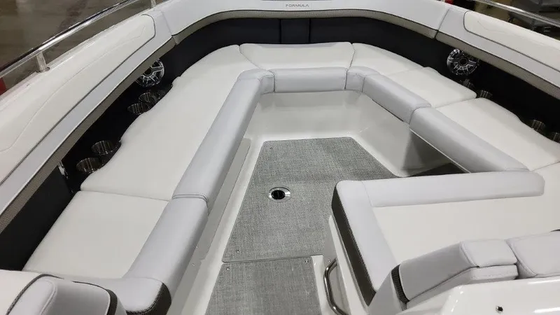 Slide: The Image of Die 2023er Formula 350 Crossover Bowrider hat eine geräumige, gepolsterte Sitzanordnung im Bugbereich. - 5