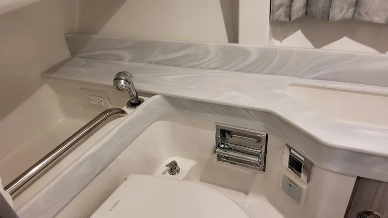 Slide: The Image of Das Bild zeigt ein elegantes Badezimmer mit einem modernen Waschbecken und Armaturen. - 20