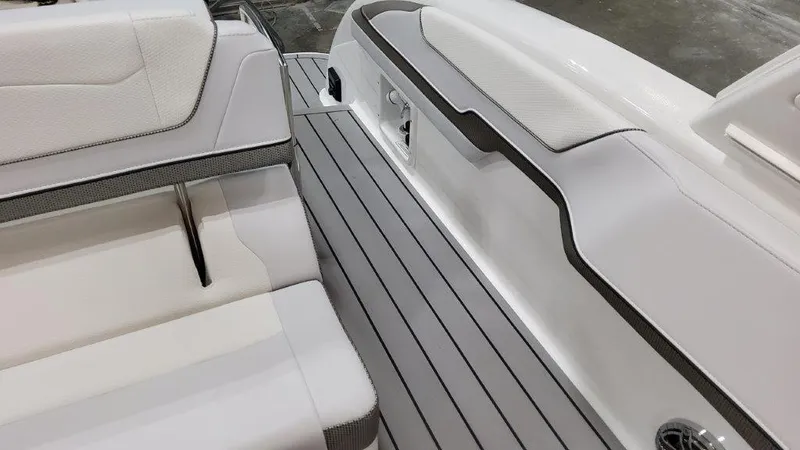 Slide: The Image of Das Bild zeigt das elegante, moderne Interieur eines 2023 Formula 350 Crossover Bowrider mit grauen und weißen Polstern. - 15