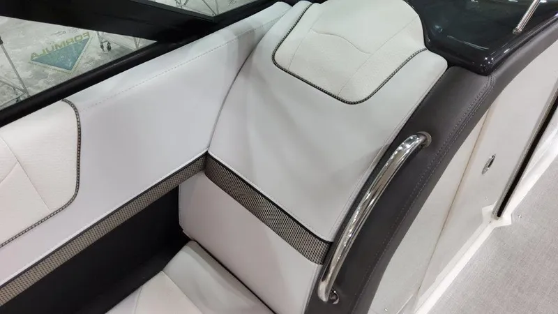 Slide: The Image of Elegante weiße Polsterung mit schwarzen Akzenten und einem Metallgriff in einem modernen Boot. - 12