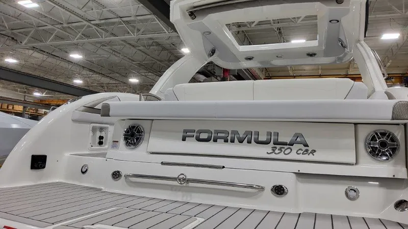 Slide: The Image of Das Bild zeigt das Heck eines 2023er Formula 350 Crossover Bowrider mit eleganten Linien und Lautsprechern. - 4