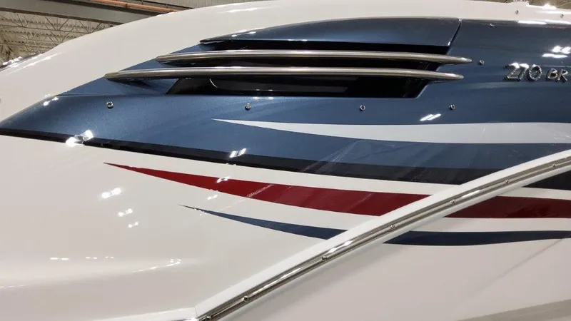 Slide: The Image of Nahaufnahme des eleganten Designs eines 2023 Formula 350 Crossover Bowrider mit blauen und roten Akzenten. - 3
