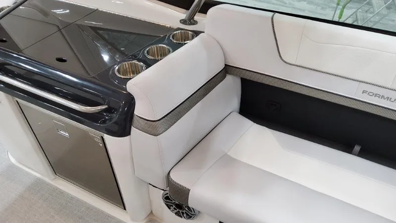 Slide: The Image of Innenraum eines 2023er Formula 350 Crossover Bowrider mit weißen Polstern und Getränkehaltern. - 13