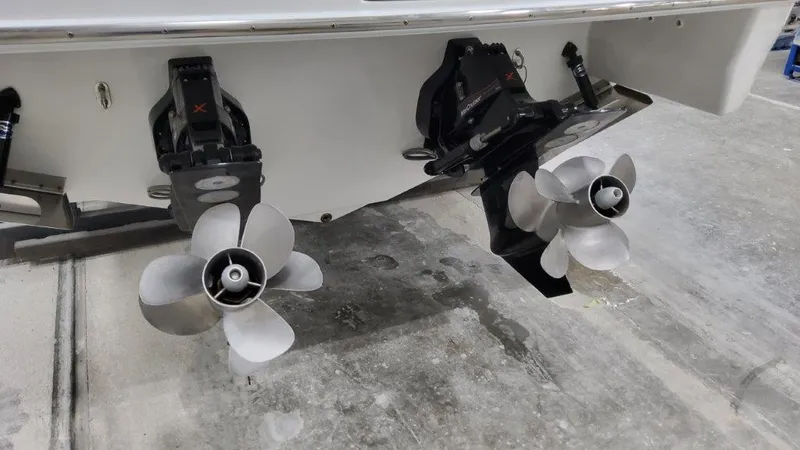 Slide: The Image of Zwei große Propeller an einem Bootsrumpf, auf einem trockenen Dock platziert. - 22