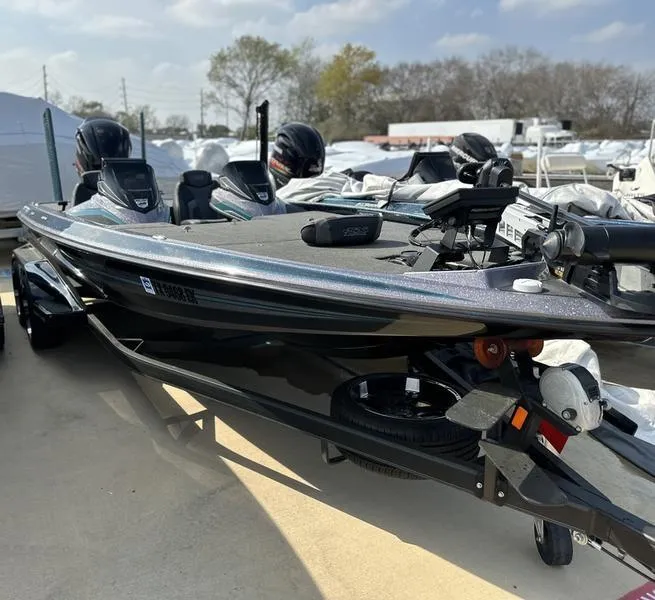 The Image of 2019 Skeeter FX21 LE bass boat on trailer, parked outdoors. - 0