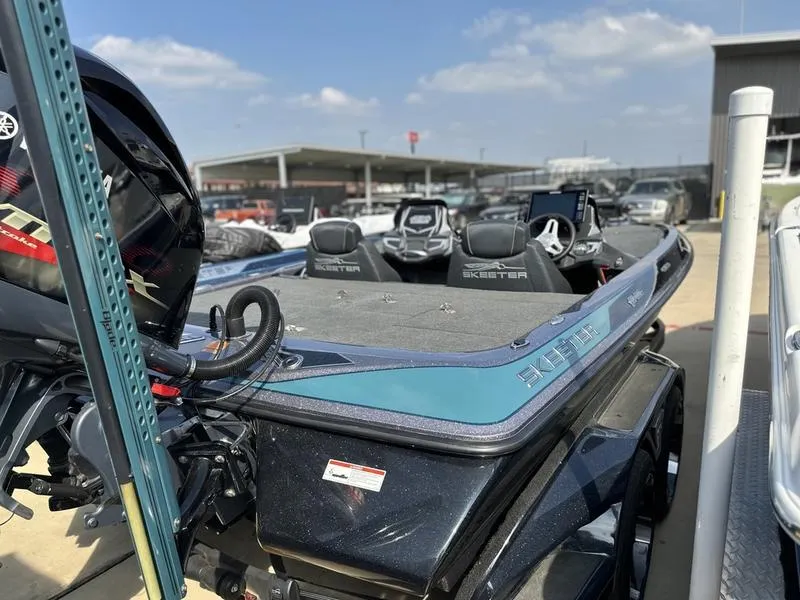 Slide: The Image of 2019 Skeeter FX21 LE boat in a marina. - 13
