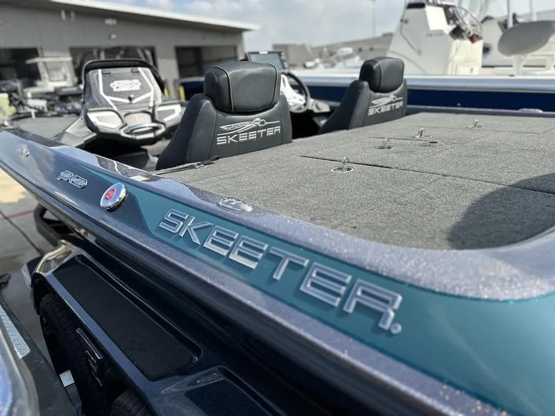 Slide: The Image of 2019 Skeeter FX21 LE bass boat with logo and seating. - 15