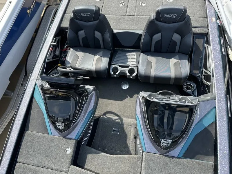 Slide: The Image of 2019 Skeeter FX21 LE boat interior with dual seats and console. - 5