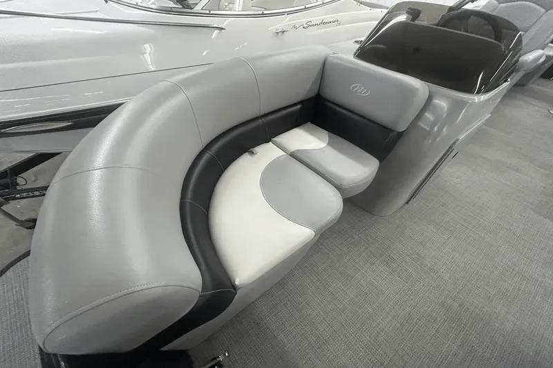 Slide: The Image of Manitou 210 AURORA LE 2019 - 11