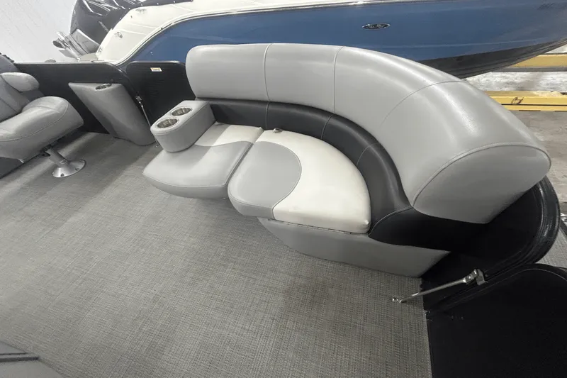 Slide: The Image of Manitou 210 AURORA LE 2019 - 12