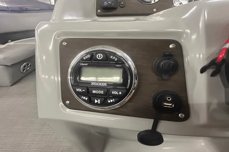 Slide: The Image of Manitou 210 AURORA LE 2019 - 16