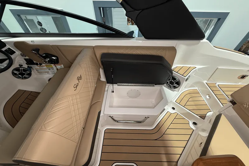 Slide: The Image of Sea Ray SDX 250 2026 - 11