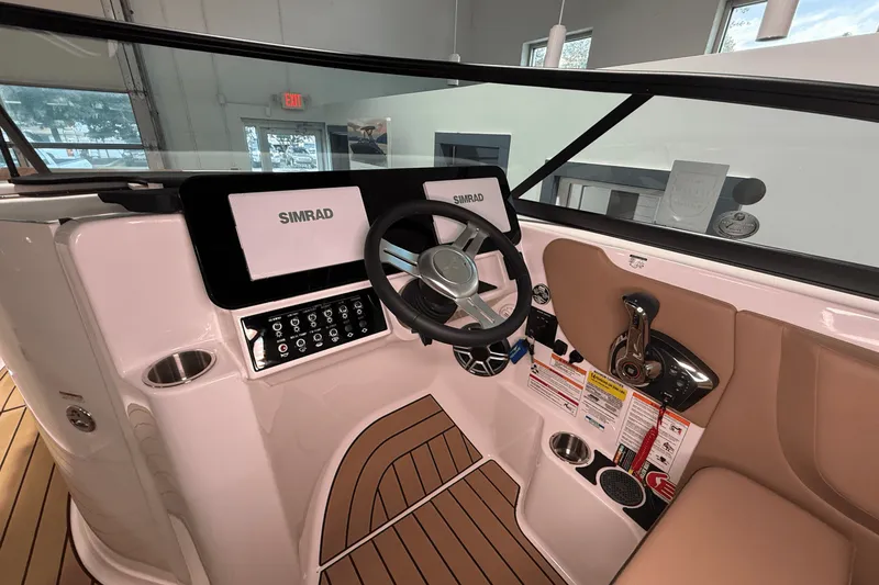 Slide: The Image of Sea Ray SDX 250 2026 - 15