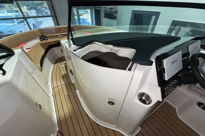 Slide: The Image of Sea Ray SDX 250 2026 - 16
