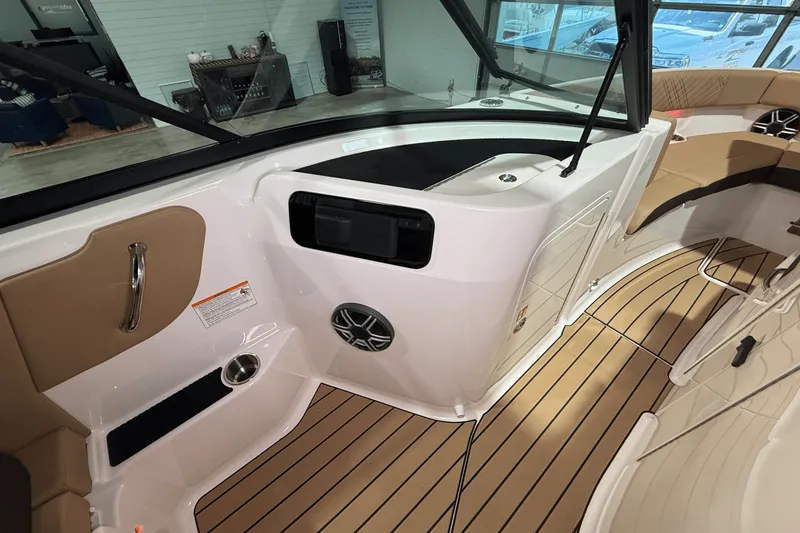 Slide: The Image of Sea Ray SDX 250 2026 - 18