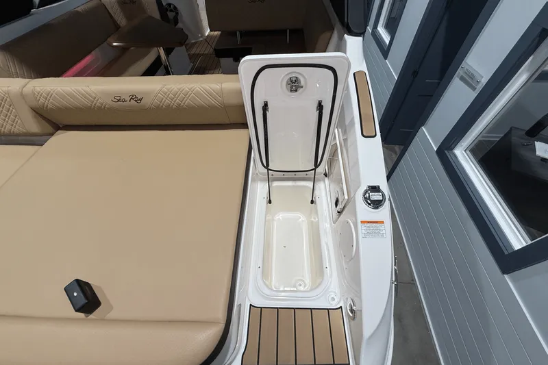 Slide: The Image of Sea Ray SDX 250 2026 - 5