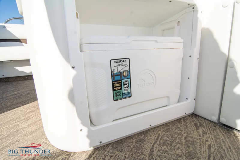 Slide: The Image of Igloo cooler storage compartment on JC NEPTOON 27 TT SPORT 2022 boat. - 17