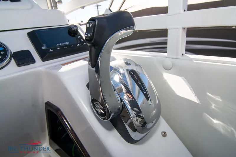 Slide: The Image of Throttle control of 2022 JC NEPTOON 27 TT SPORT boat. - 34