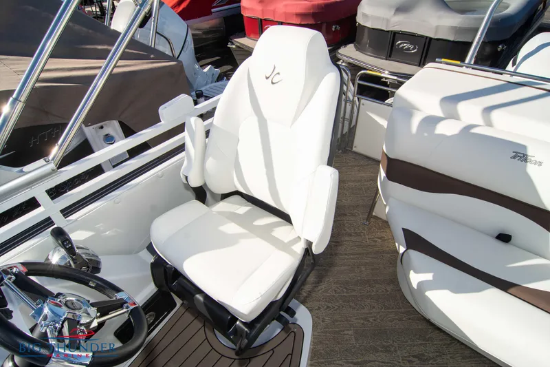 Slide: The Image of Captain's chair on a 2022 JC NEPTOON 27 TT SPORT boat. - 37