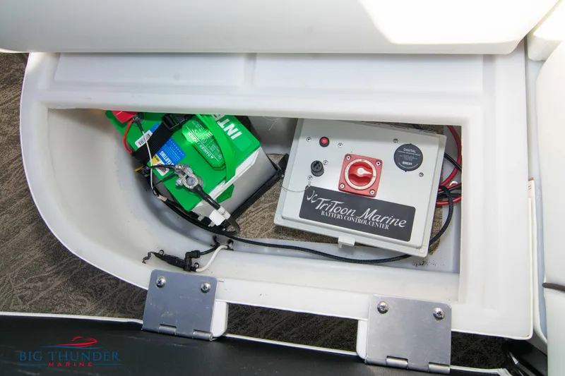 Slide: The Image of Battery compartment of a 2022 JC NEPTOON 27 TT SPORT boat. - 45