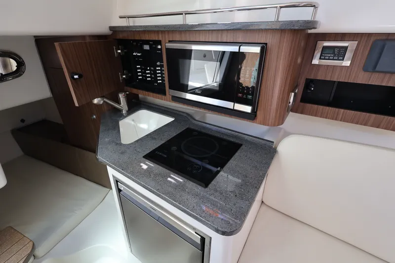 Slide: The Image of Boston Whaler 285 Conquest 2026 - 32