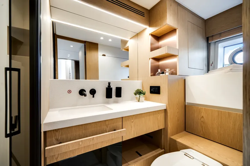 Slide: The Image of Azimut Fly 62 2026 - 32